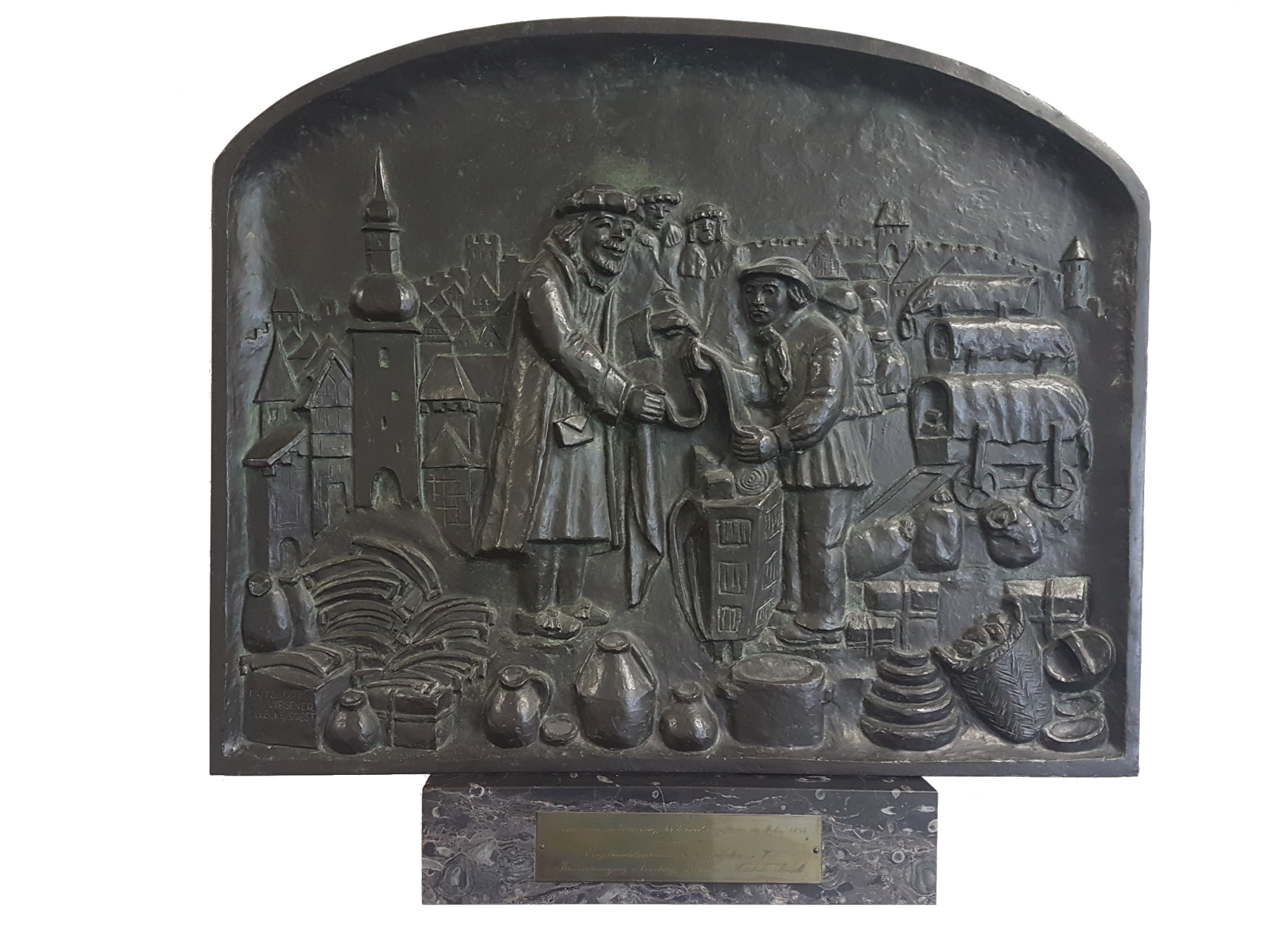 Wandrelief, das mehrere Kaufleute auf einem mittelalterlichen Markt vor dem Arnsberger Glockenturm zeigt.